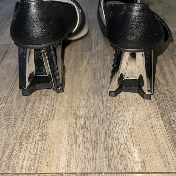 Sale! 🔥🔥 NEW! Missue Black and White Heels 👠 - Picture 2 of 5
